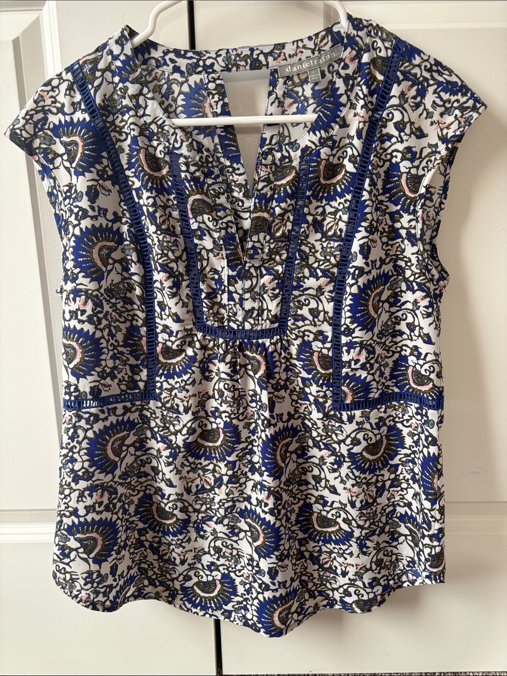 Daniel Rainn White and Blue Floral Embroidered Cap-Sleeve Blouse